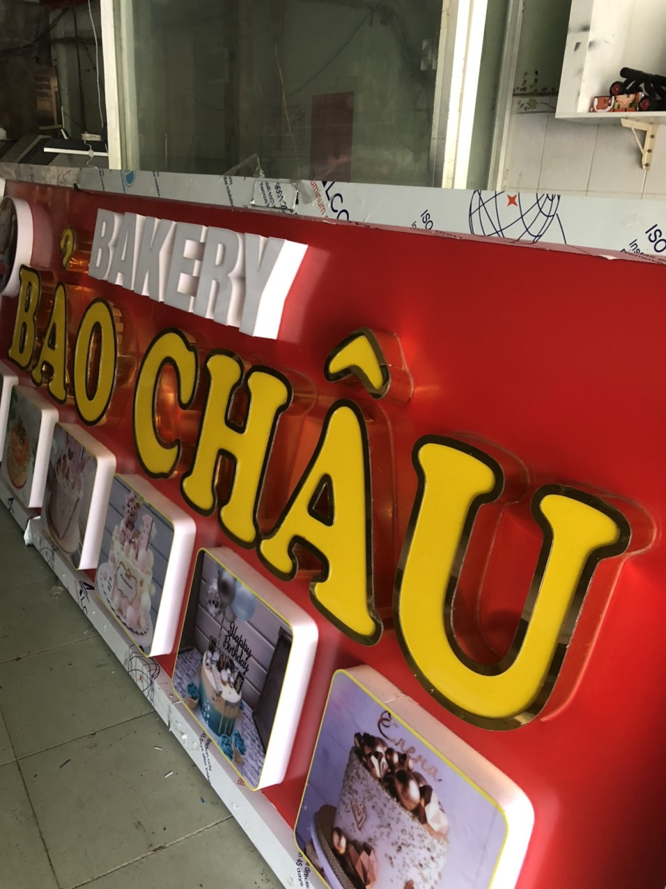 Bảng hiệu tiệm bánh ngọt